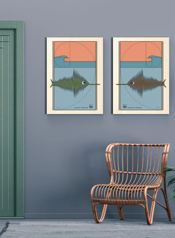 Photo de deux affiches poissons, vert et orange, dans l'entrée d'une maison